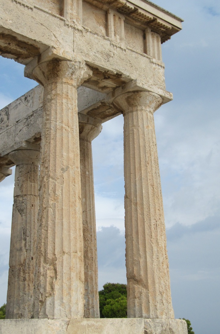 colonnes - Les trois principaux styles de colonnes Temple-d-aphaia-colonnes-doriques-frise-metopes-et-triglyphes